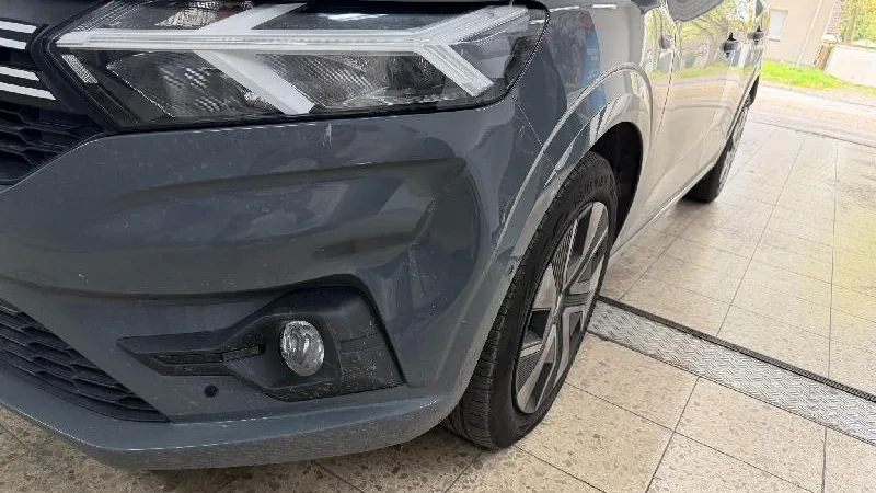 Schaden am vorderen linken Stoßfänger eines Dacia Sandero III
