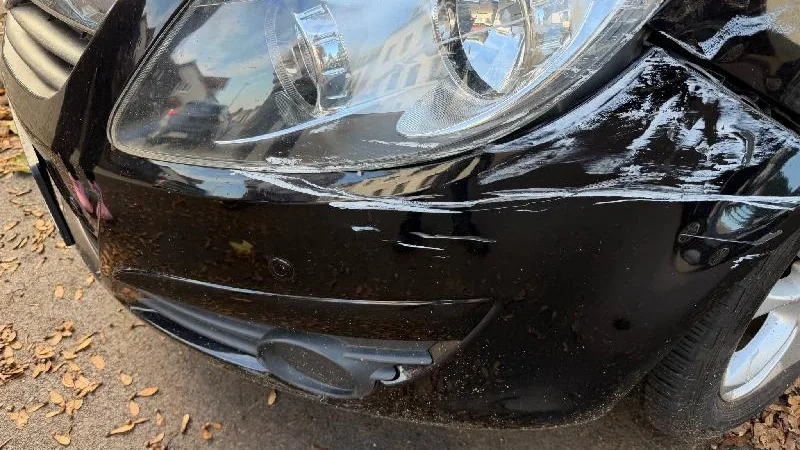 Beschädigter Frontbereich eines Opel Corsa D nach seitlicher Kollision